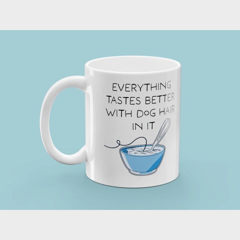 Krus med Tryk - Everything Tastes Better With Dog Hair In It