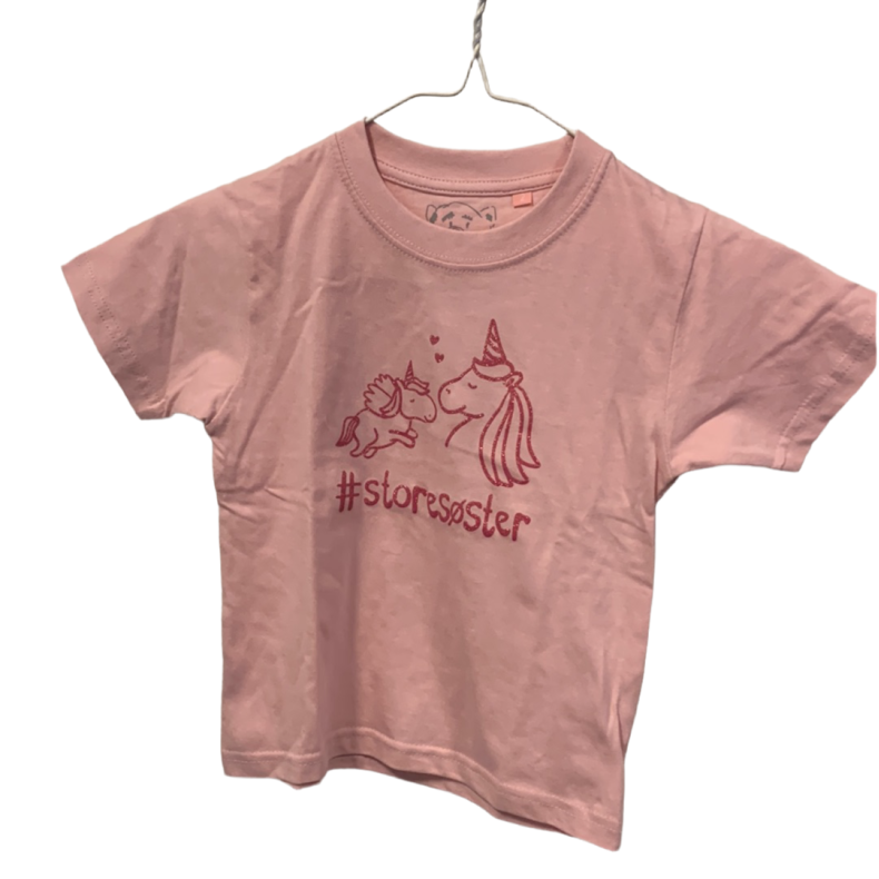 #Storesster T-shirt S/S Enhjrning, Lyserd Med Pink Krystalina - Jeg skal vre storesster T-Shirt - Legekammeraten.dk