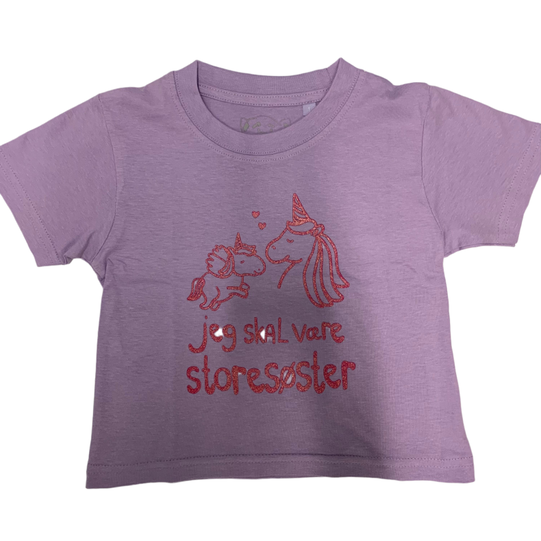 Jeg Skal V�re Stores�ster T-shirt S/S Enhj�rning Lavender Med Lilla Krystalina Tryk - Jeg skal v�re stores�ster T-Shirt - Legekammeraten.dk