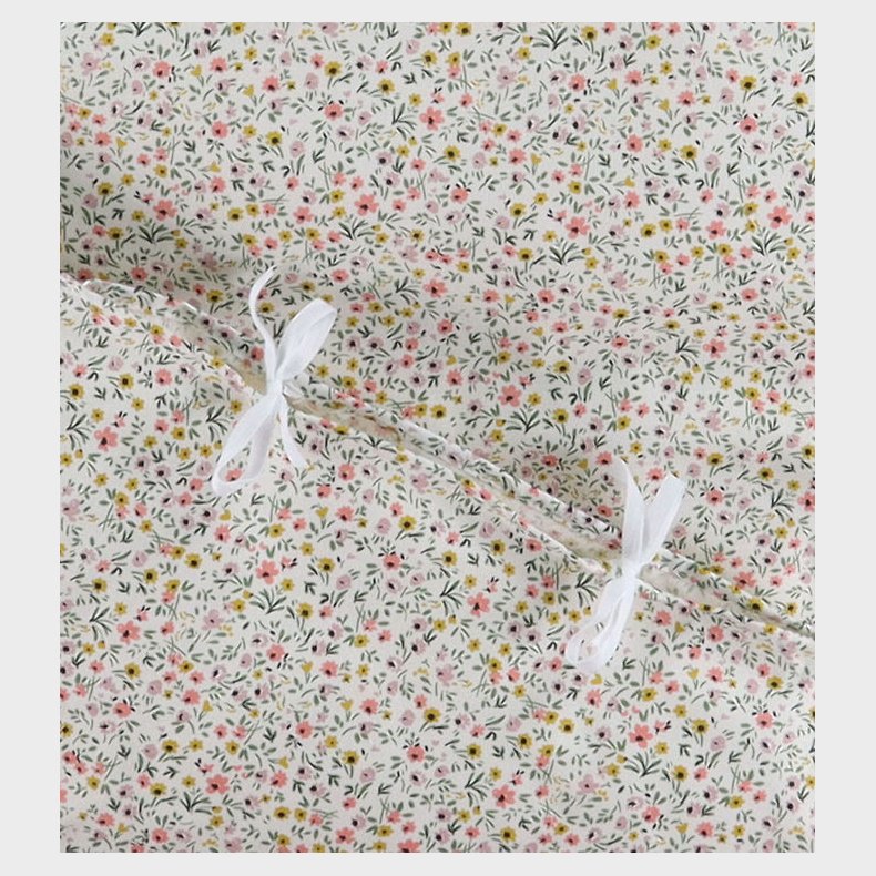 N�rgaard Madsens Senget�j - Baby - Hvid m. Lyser�de og Gule Bl