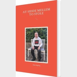 At Sidde Mellem To Stole - Hans B�gevig - Bog