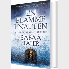 En Flamme I Natten - Det Ulmende Opr�r 2 - Sabaa Tahir - Bog