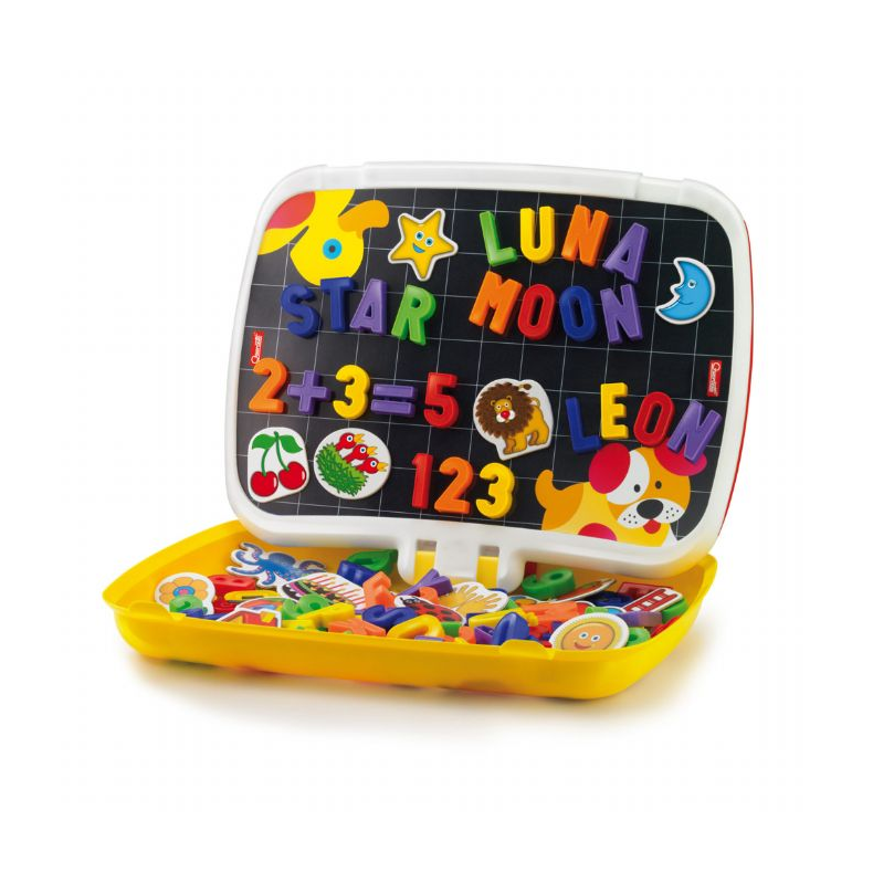 Tavle med magnetiske bogstaver og tal