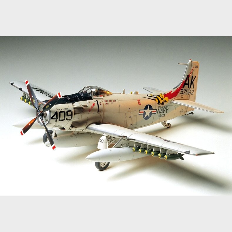 Tamiya - Douglas A-1h Skyraider Fly Byggest - 1:48 - 61058