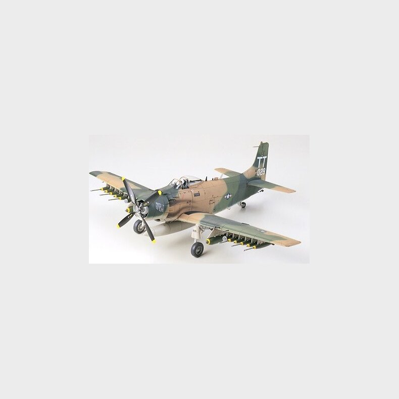Tamiya - Douglas A-1j Skyraider Modelfly Byggest - 1:48 - 61073