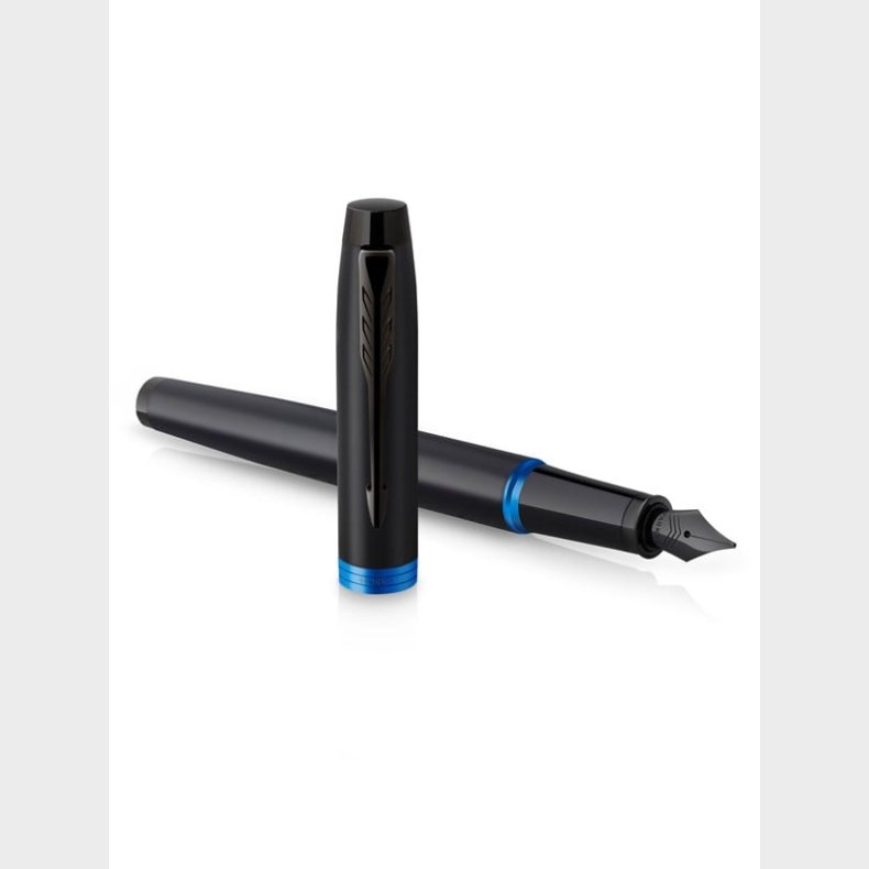 Parker IM Levende Ringe Fyldepen | Satin sort lak med marinebl accenter | Fin spids med bl blk refill | Gaveske